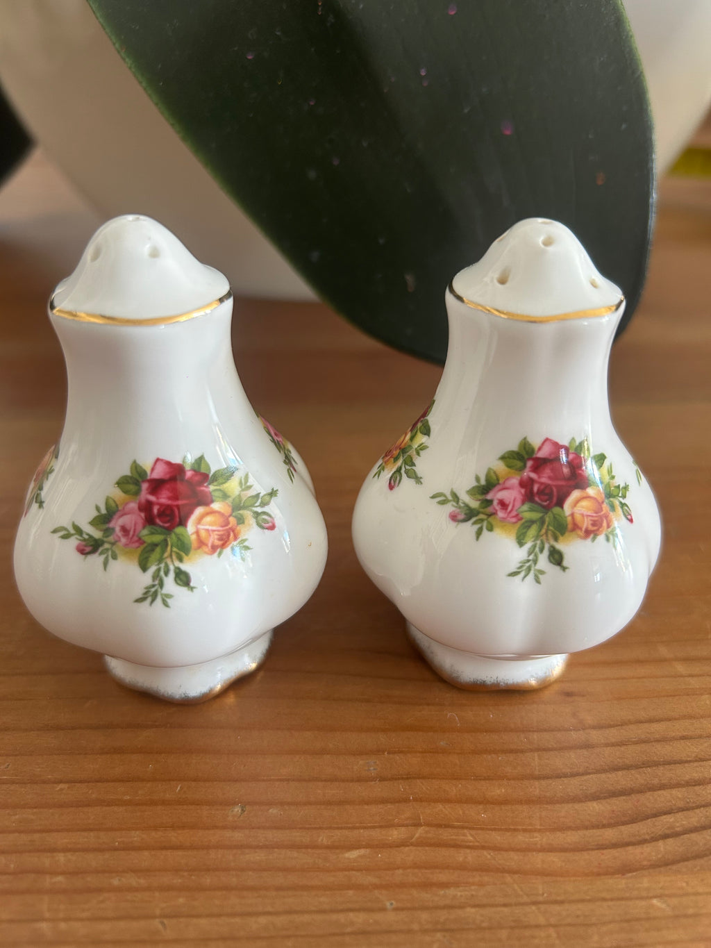 Royal Albert Old Country Roses Salt & Pepper Shakers – Vintage Bone China with Original Stoppers