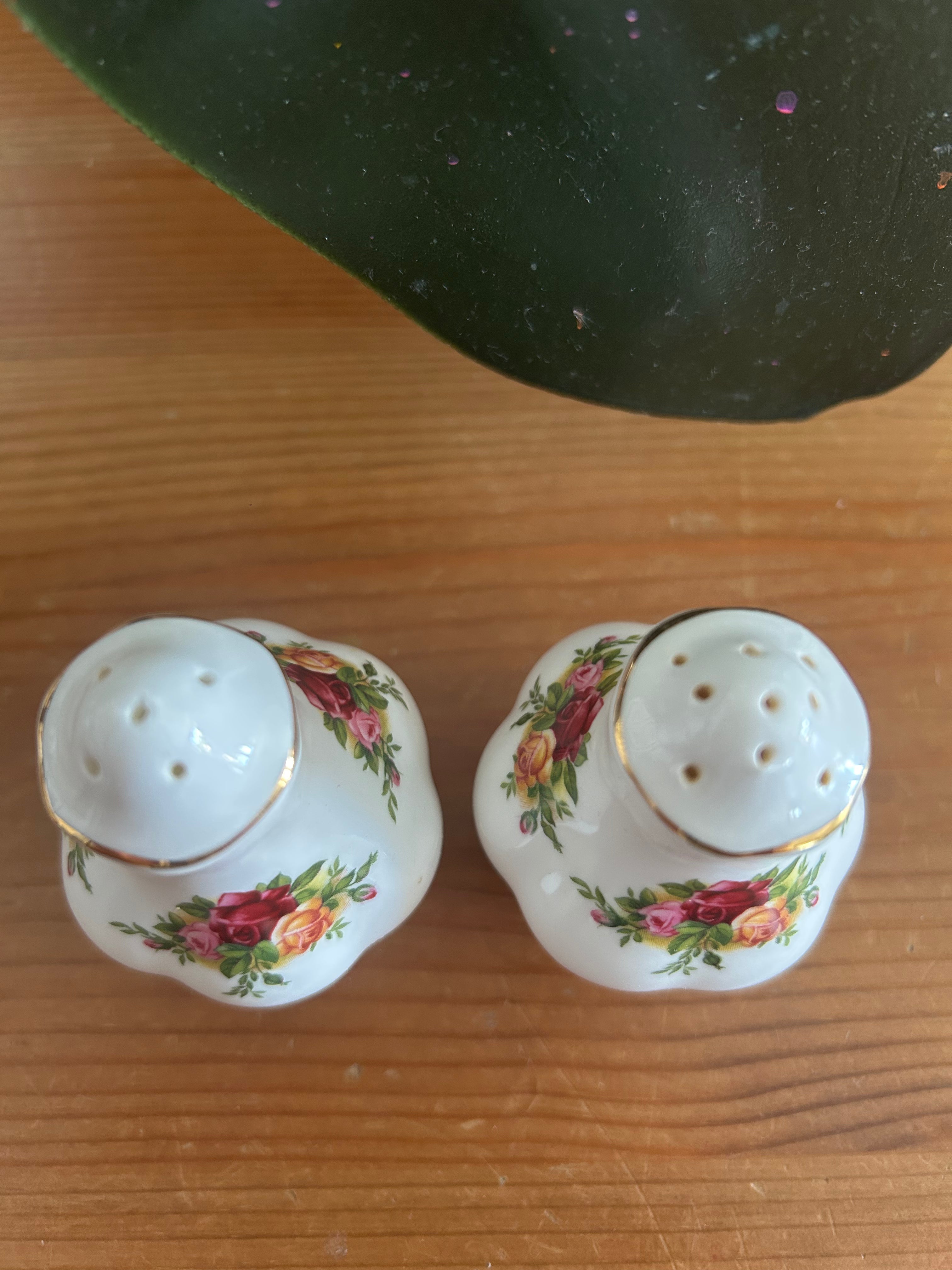 Royal Albert Old Country Roses Salt & Pepper Shakers – Vintage Bone China with Original Stoppers