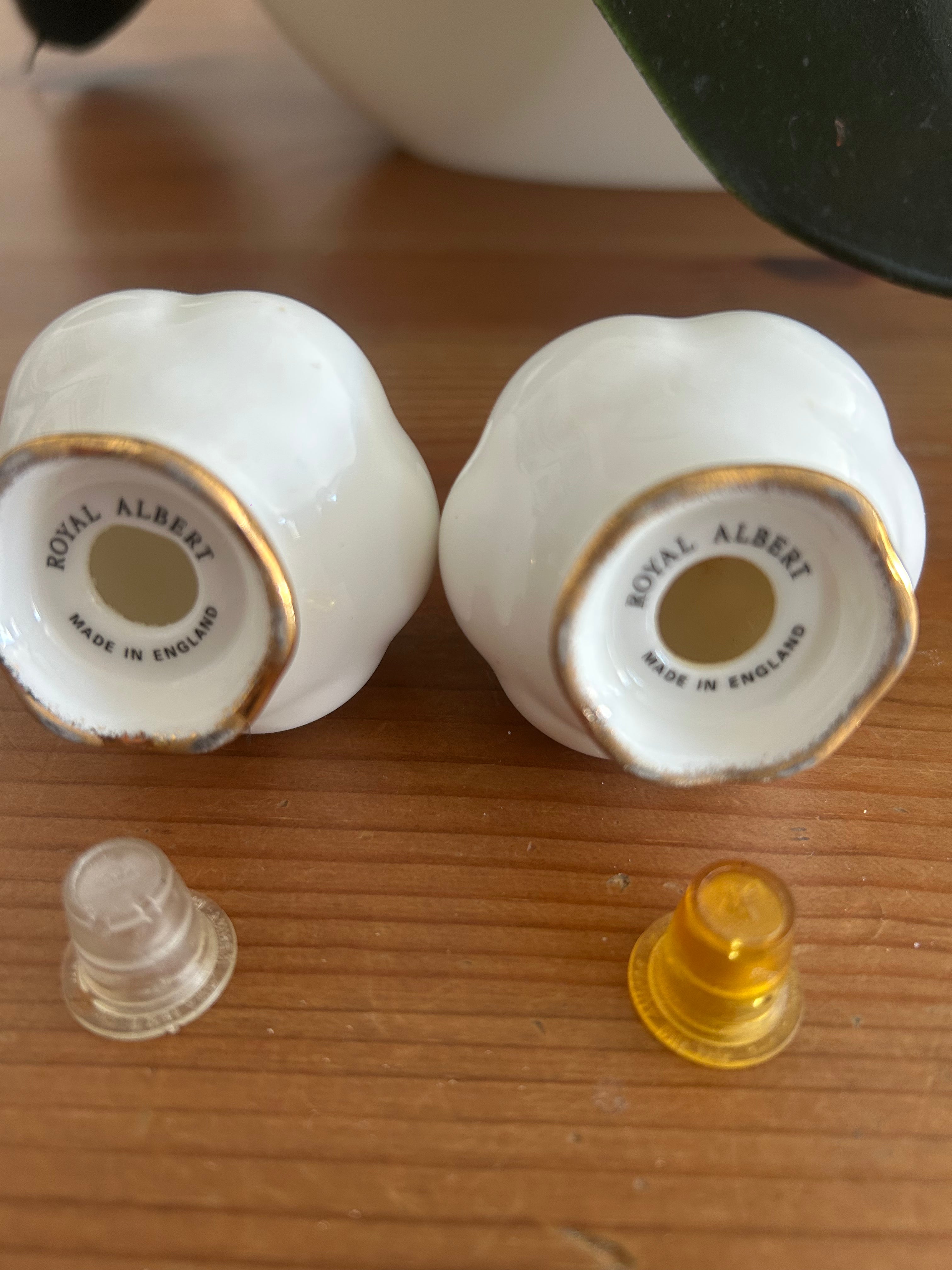 Royal Albert Old Country Roses Salt & Pepper Shakers – Vintage Bone China with Original Stoppers