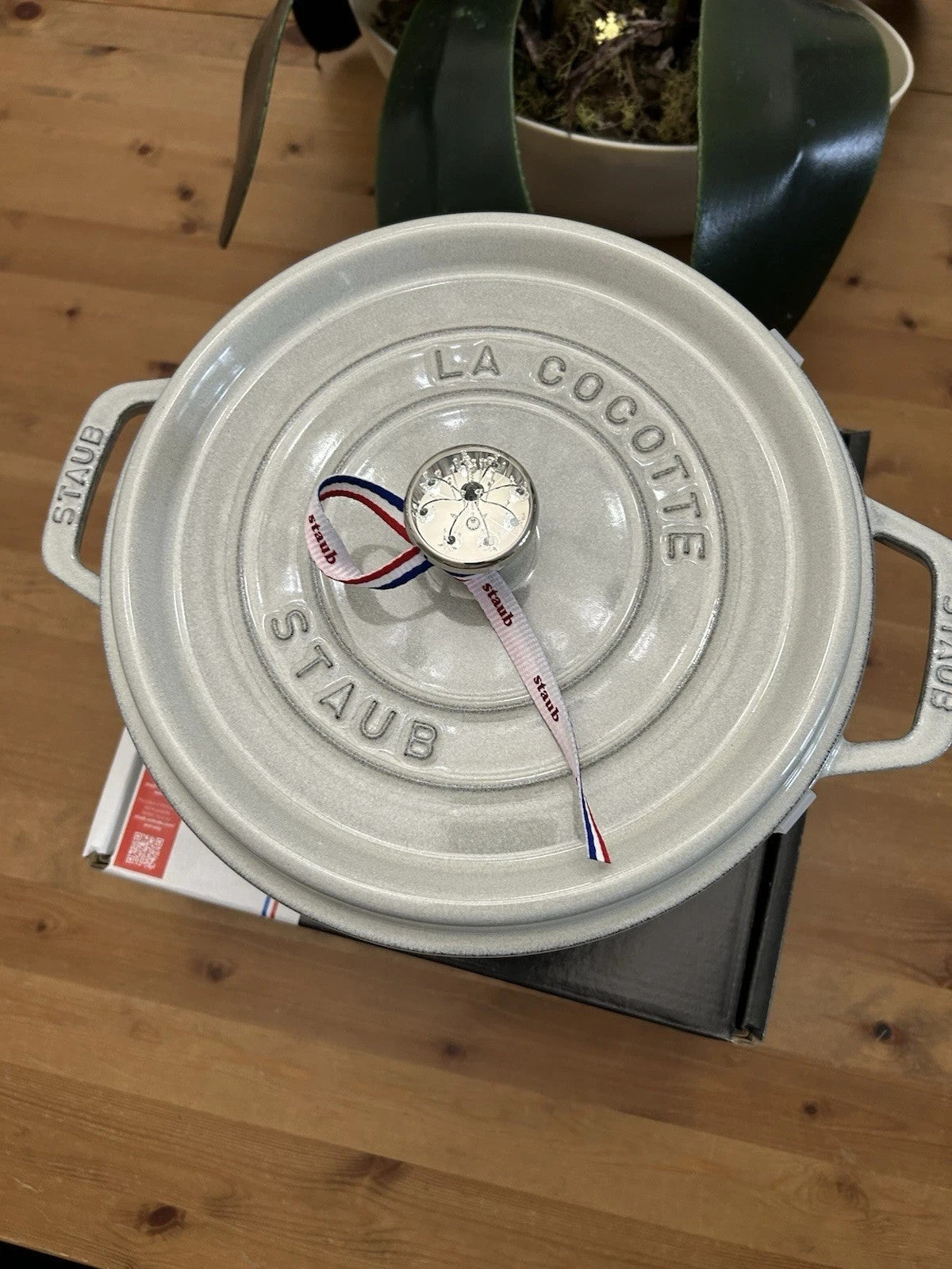 Staub Round Cocotte 24cm – White Truffle – Cast Iron Dutch Oven – Brand New – RRP £279