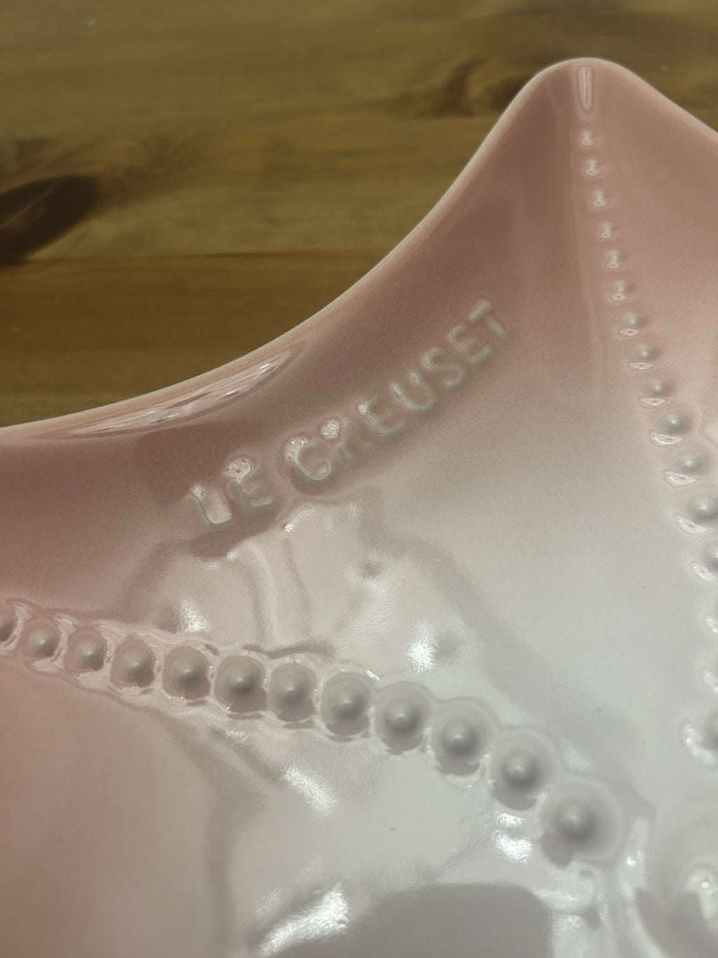 Le Creuset Shell Pink Starfish Serving Plate 27cm – Stoneware – Brand New & Boxed – Rare