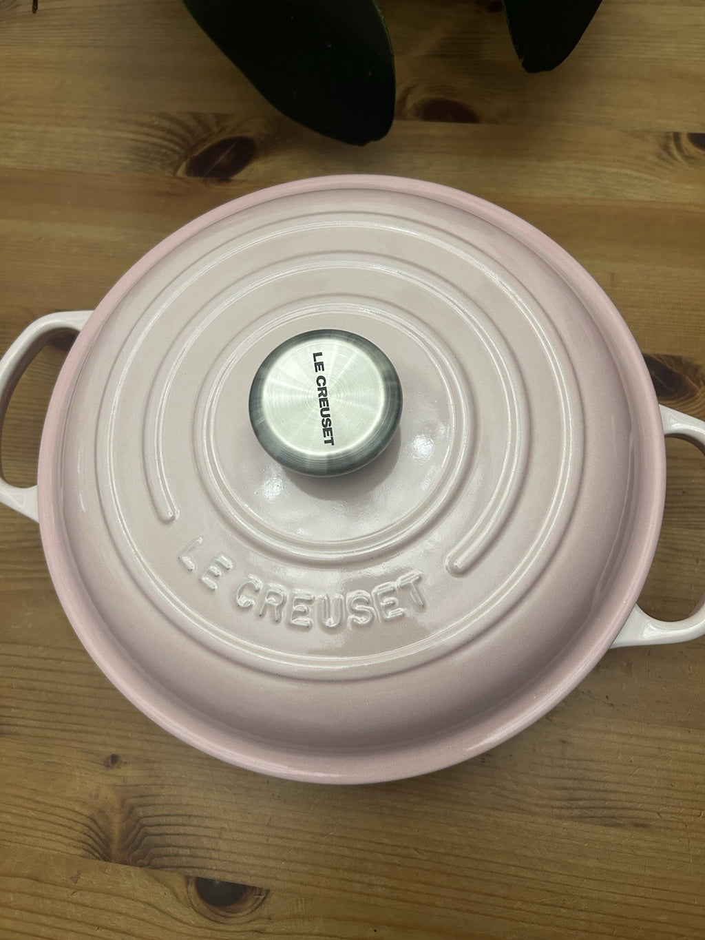 Le Creuset Signature Cast Iron Shallow Casserole 26cm – Shell Pink – Brand New & Boxed – Outlet