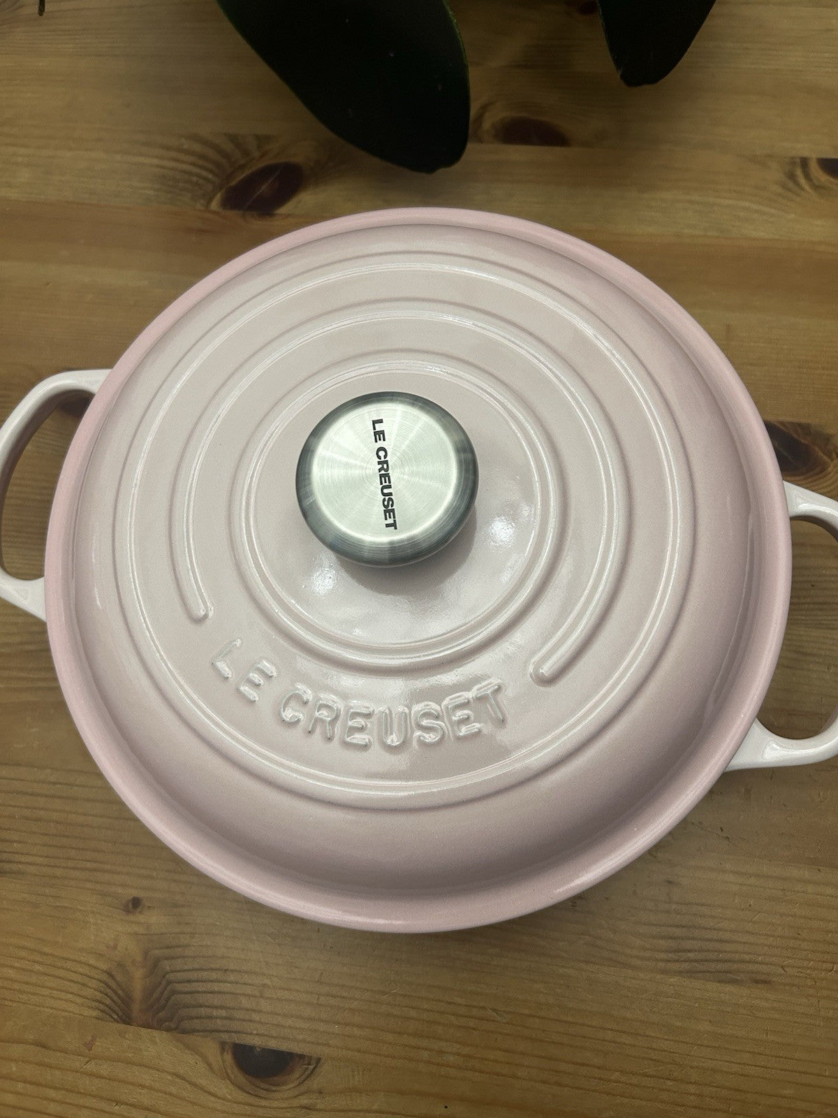 Le Creuset Signature Cast Iron Shallow Casserole 26cm – Shell Pink – Brand New & Boxed – Outlet