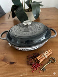Le Creuset Signature Cast Iron Shallow Casserole 26cm – Flint – Brand New & Boxed – Outlet
