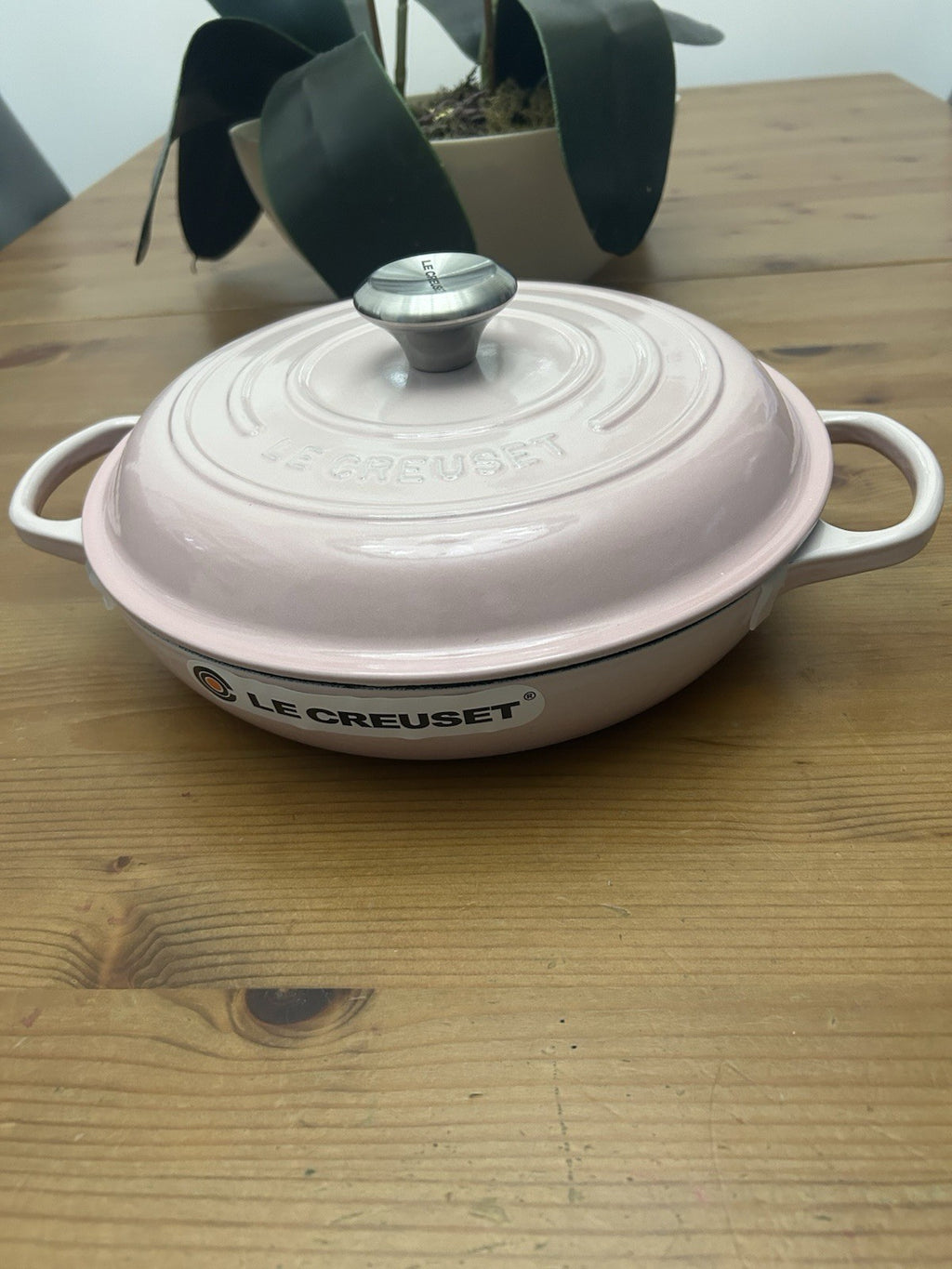 Le Creuset Signature Cast Iron Shallow Casserole 26cm – Shell Pink – Brand New & Boxed – Outlet
