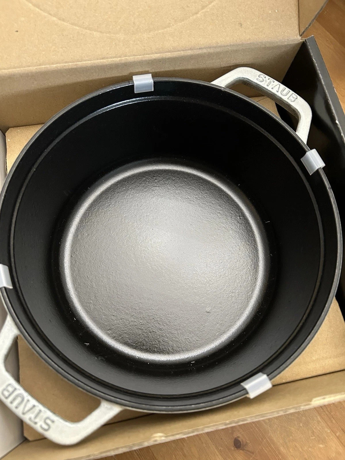 Staub Round Cocotte 24cm – White Truffle – Cast Iron Dutch Oven – Brand New – RRP £279