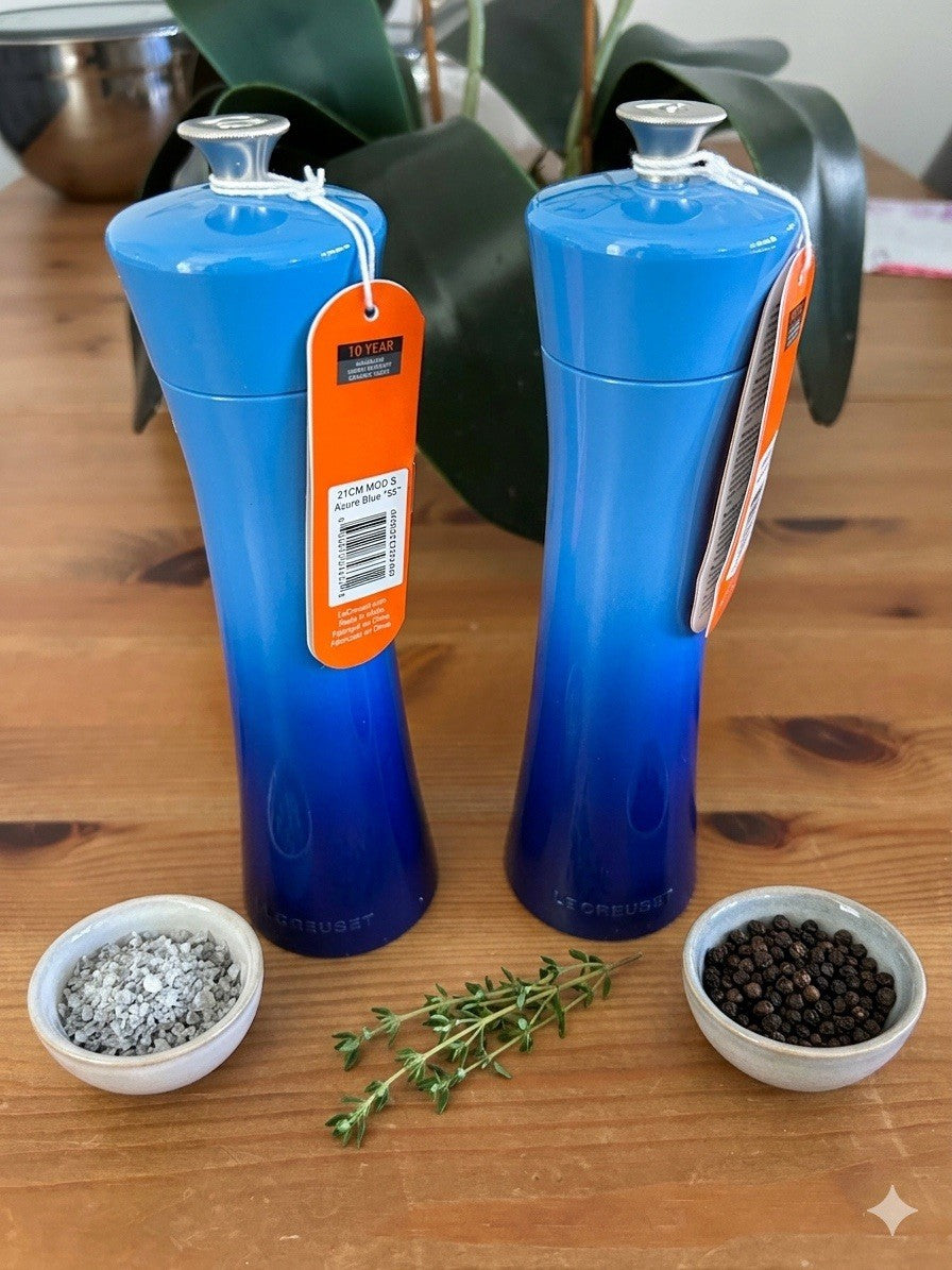 Le Creuset Classic Salt & Pepper Mills Set 21cm – Azure Blue – Brand New with Tags – Outlet