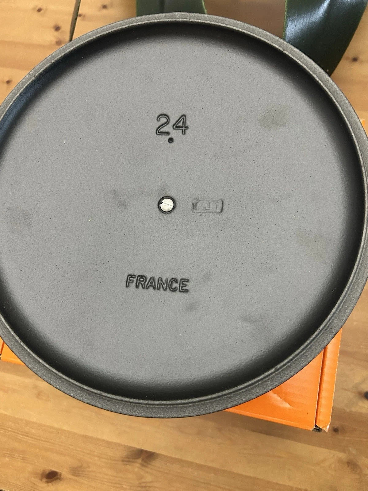 Le Creuset 24cm Black Cast Iron Casserole Dish – 4.2L Dutch Oven – Brand New – RRP £319