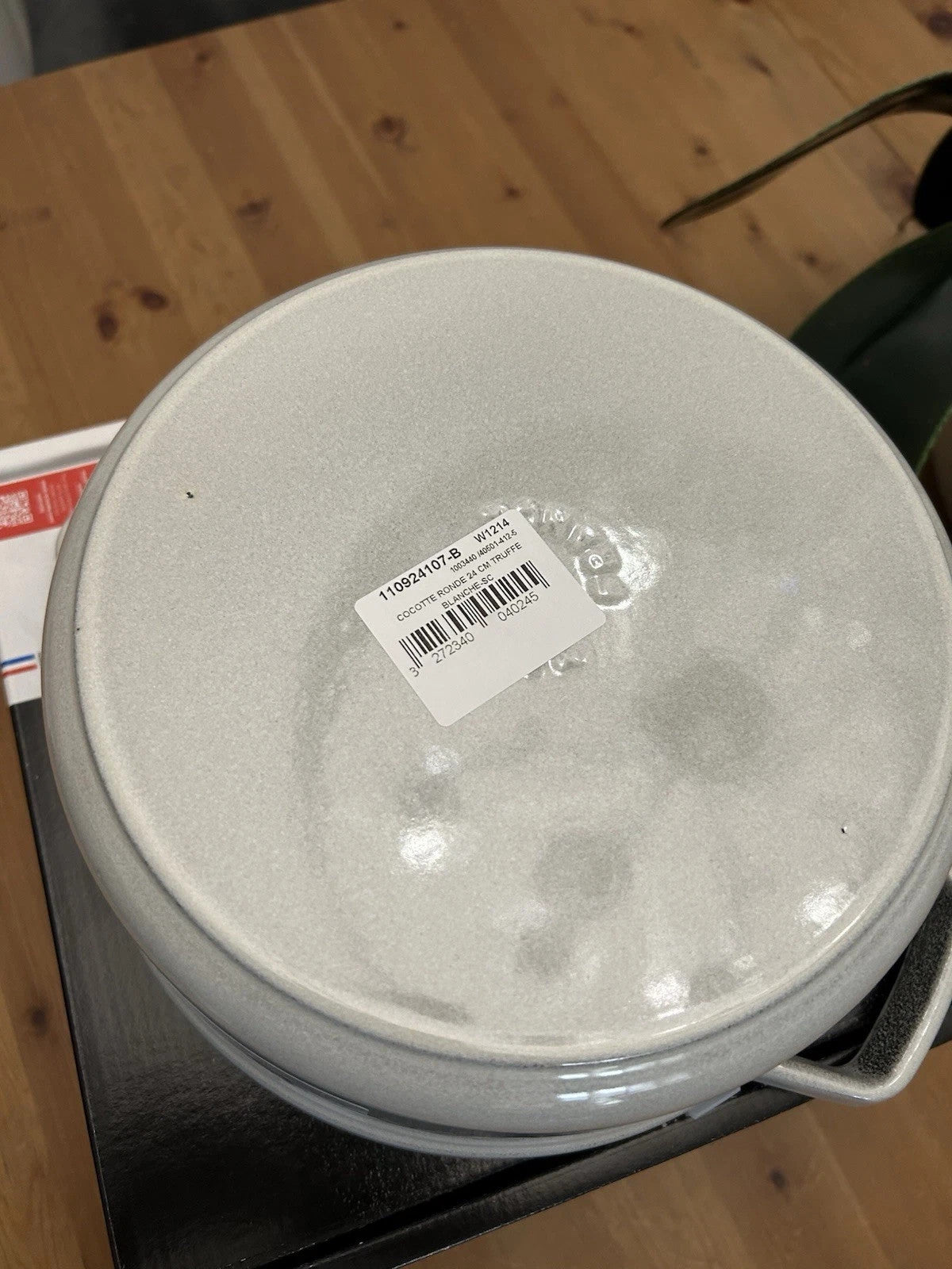 Staub Round Cocotte 24cm – White Truffle – Cast Iron Dutch Oven – Brand New – RRP £279