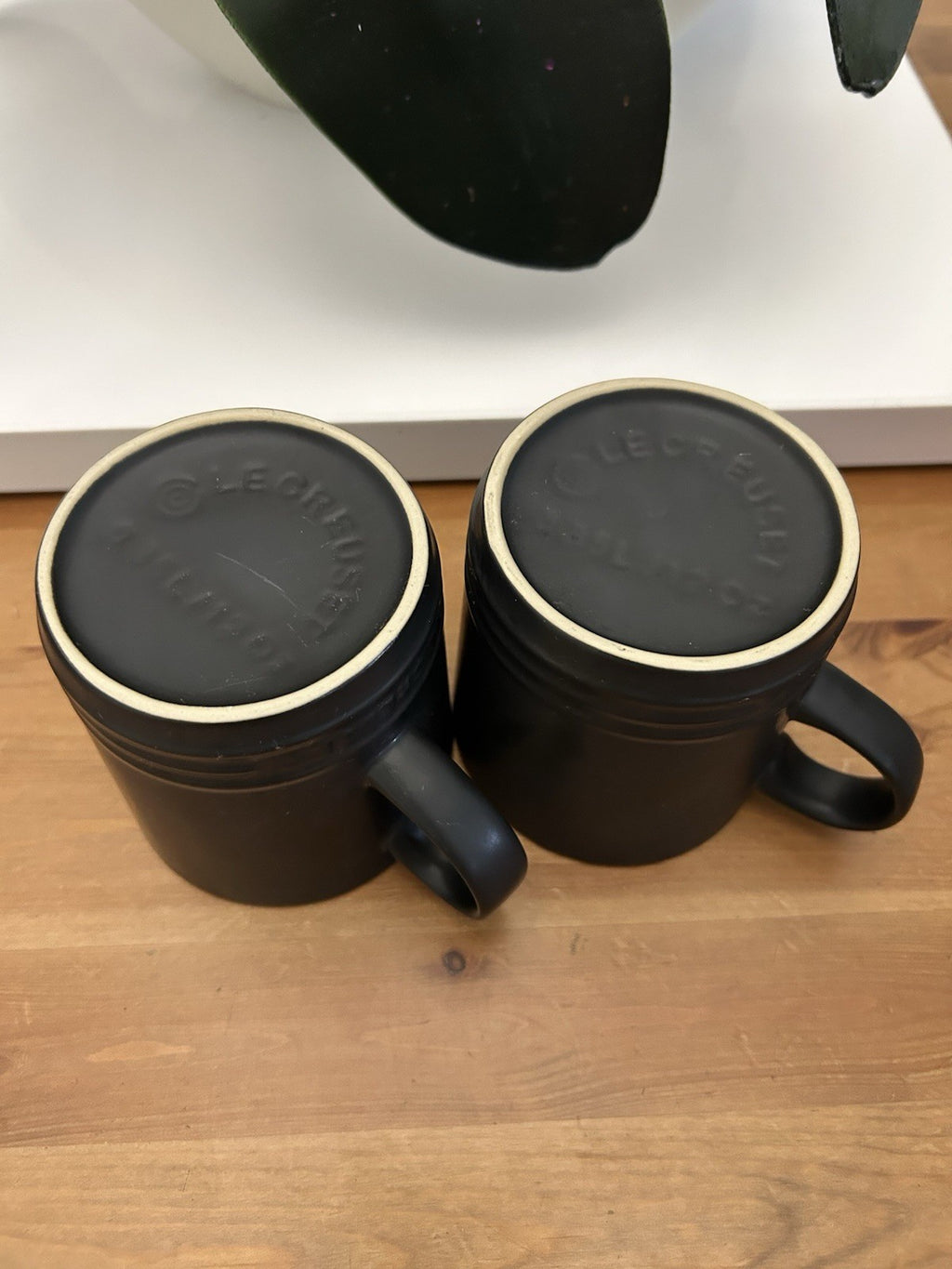 Le Creuset Stoneware Mugs 350ml – Black – Set of 2 – Used Good Condition
