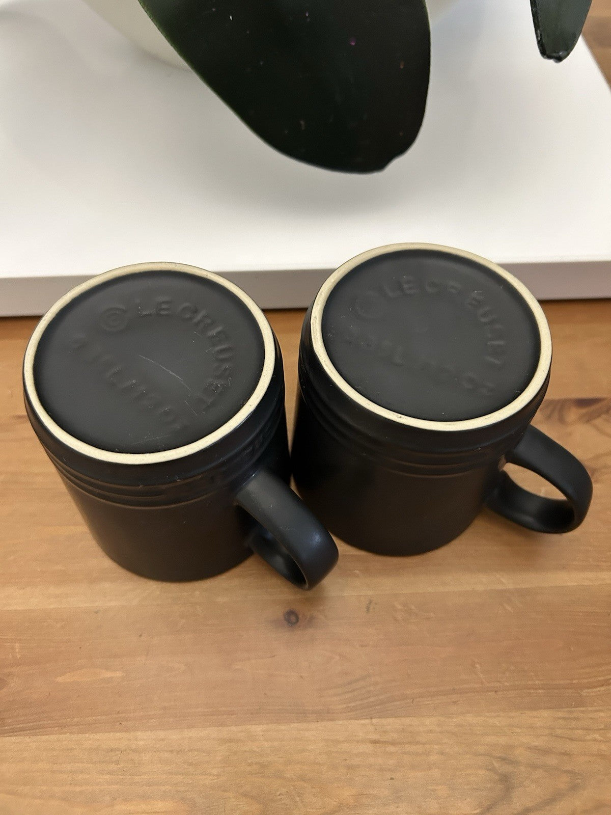 Le Creuset Stoneware Mugs 350ml – Black – Set of 2 – Used Good Condition