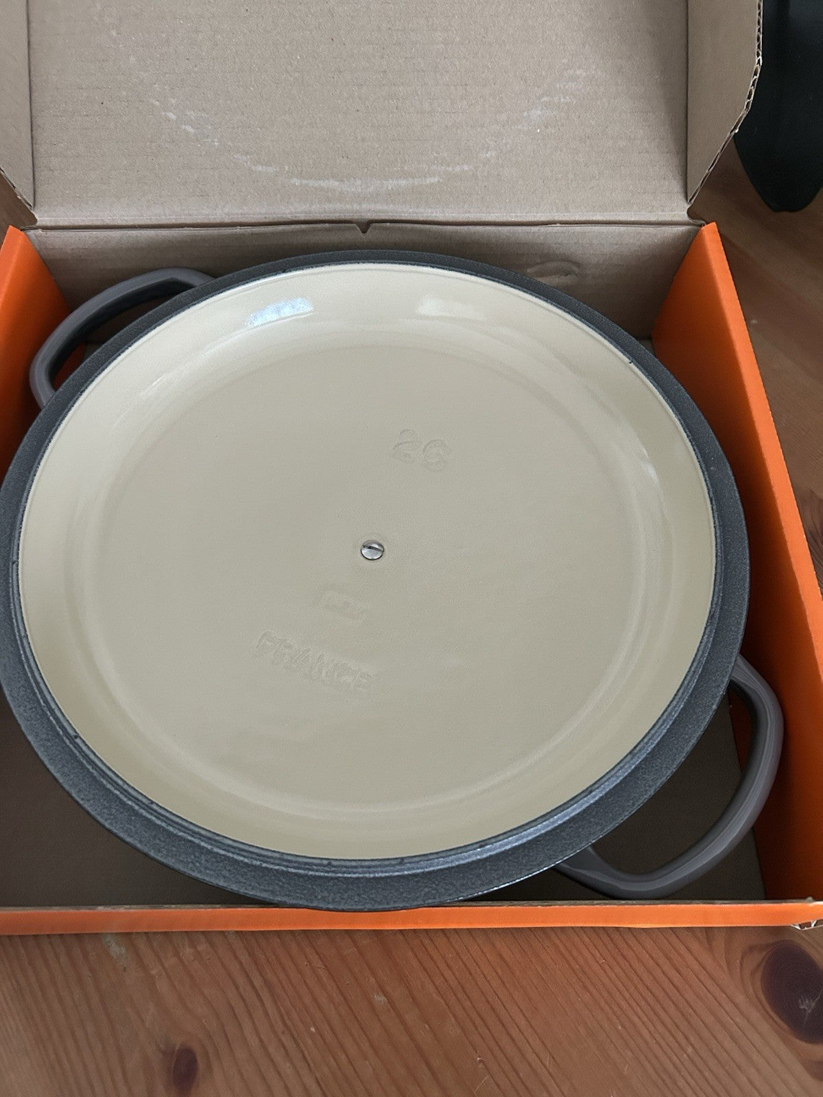Le Creuset Signature Cast Iron Shallow Casserole 26cm – Flint – Brand New & Boxed – Outlet