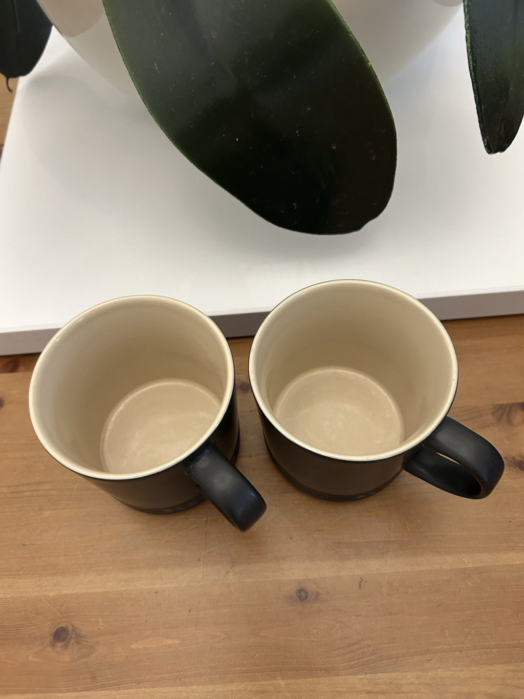 Le Creuset Stoneware Mugs 350ml – Black – Set of 2 – Used Good Condition