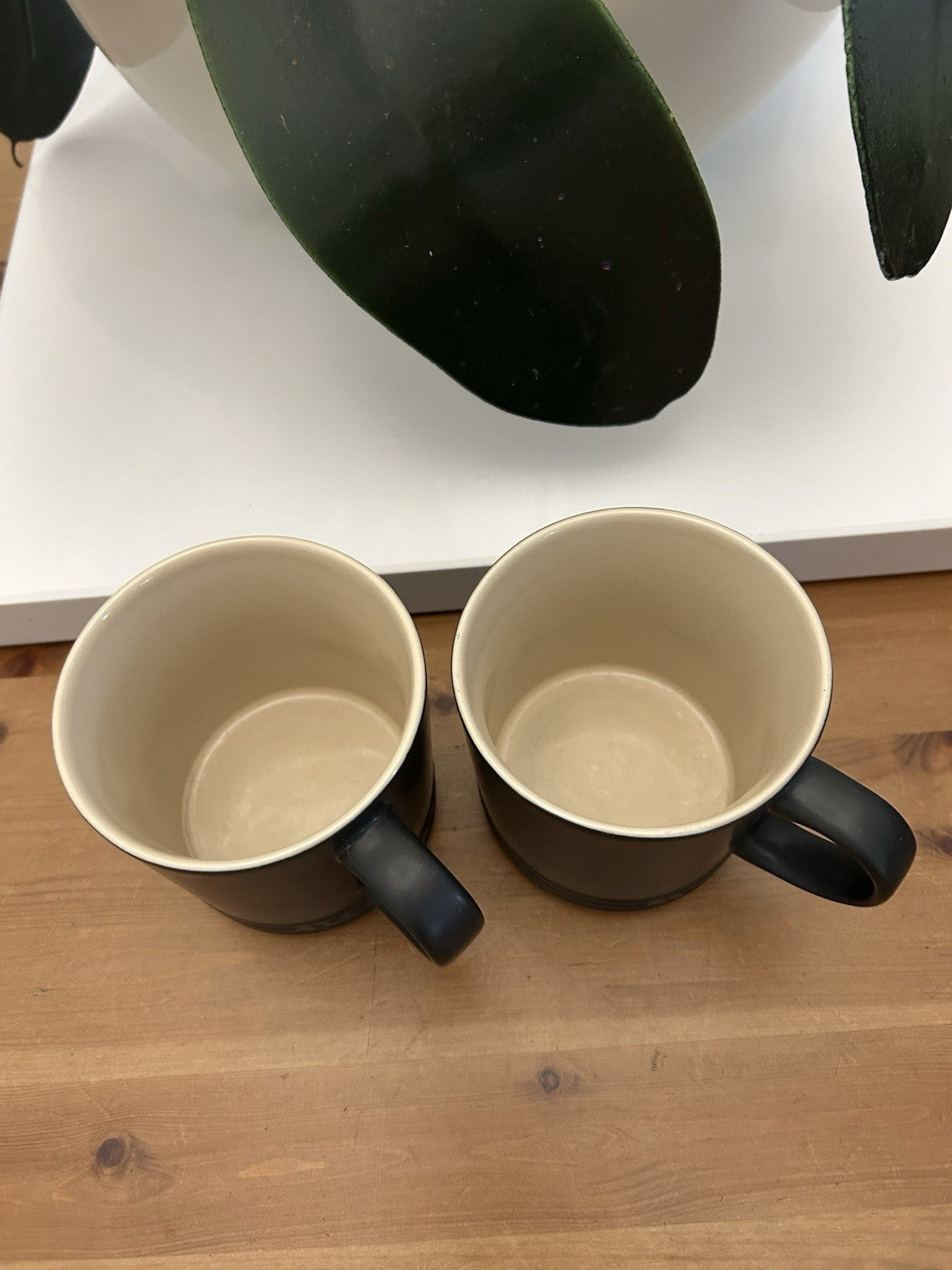 Le Creuset Stoneware Mugs 350ml – Black – Set of 2 – Used Good Condition