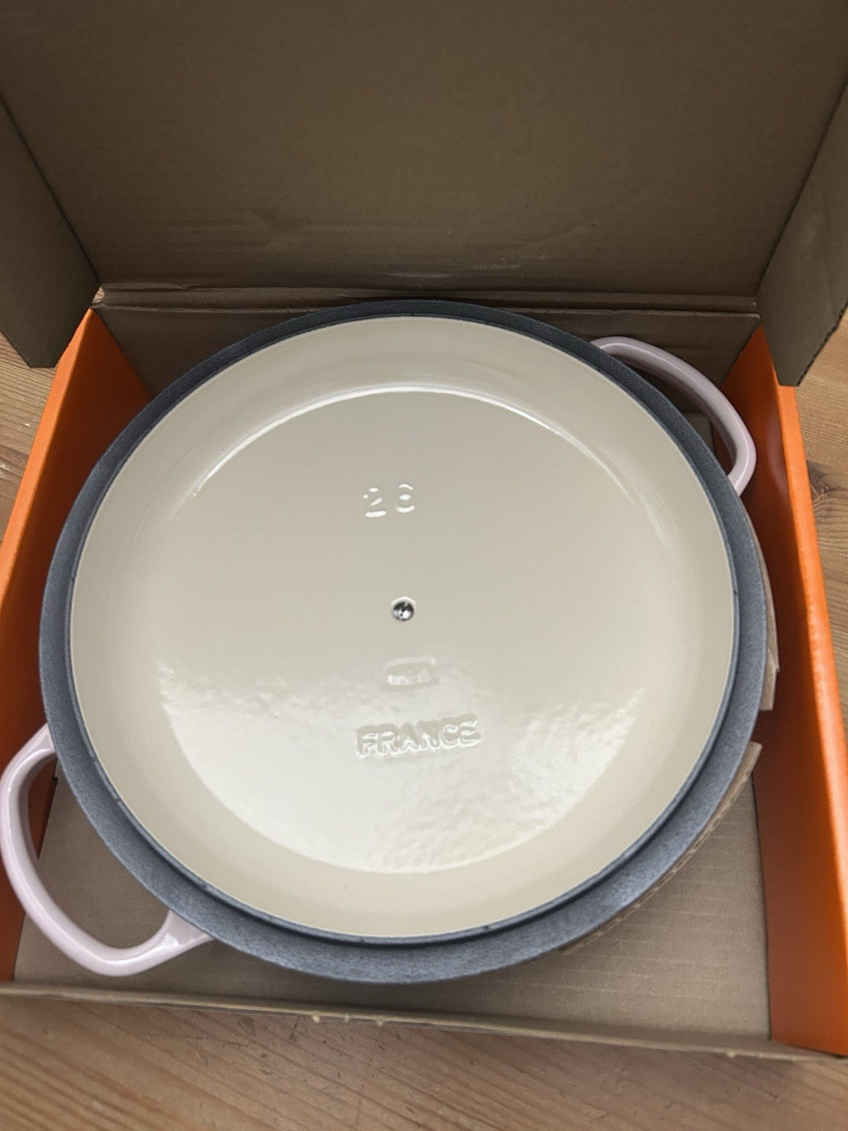 Le Creuset Signature Cast Iron Shallow Casserole 26cm – Shell Pink – Brand New & Boxed – Outlet