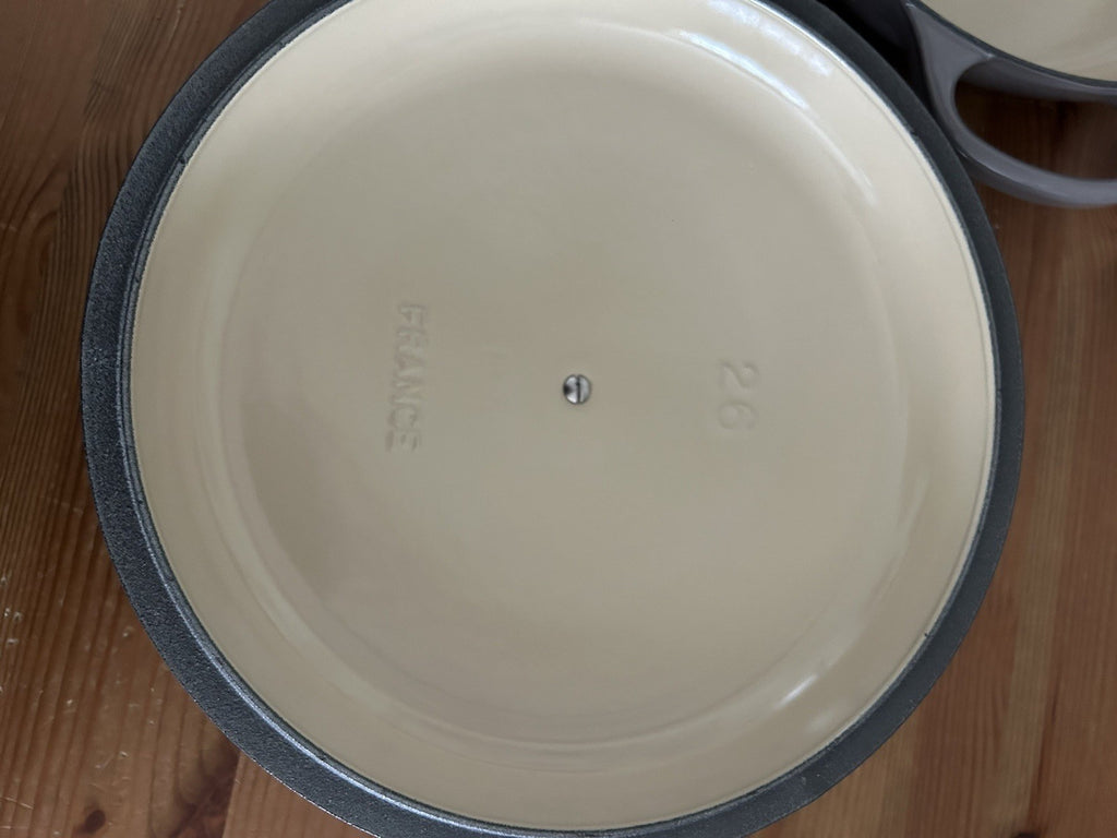 Le Creuset Signature Cast Iron Shallow Casserole 26cm – Flint – Brand New & Boxed – Outlet