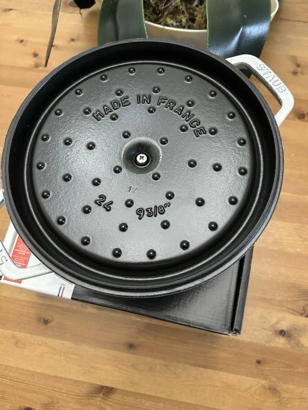 Staub Round Cocotte 24cm – White Truffle – Cast Iron Dutch Oven – Brand New – RRP £279