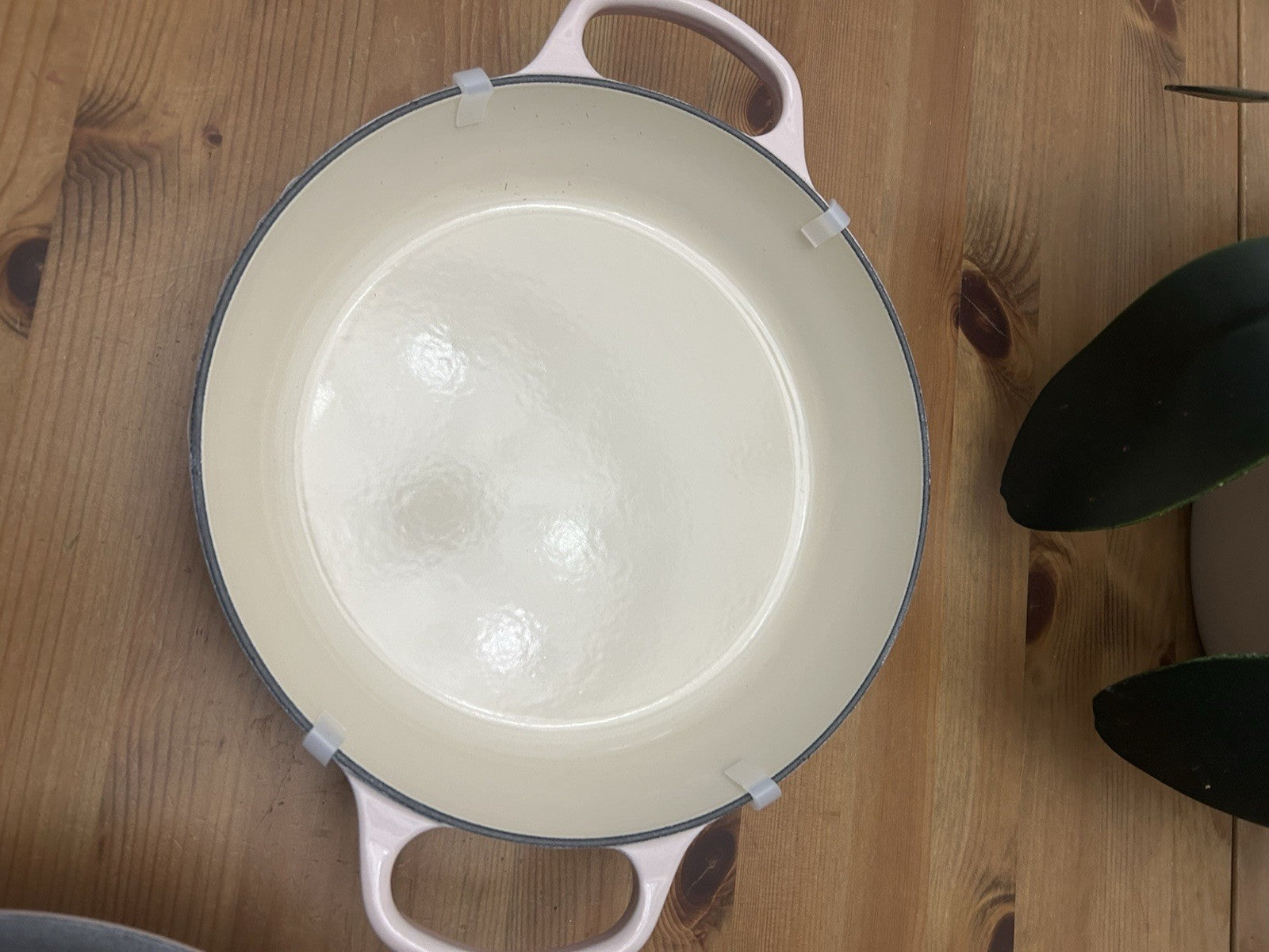 Le Creuset Signature Cast Iron Shallow Casserole 26cm – Shell Pink – Brand New & Boxed – Outlet