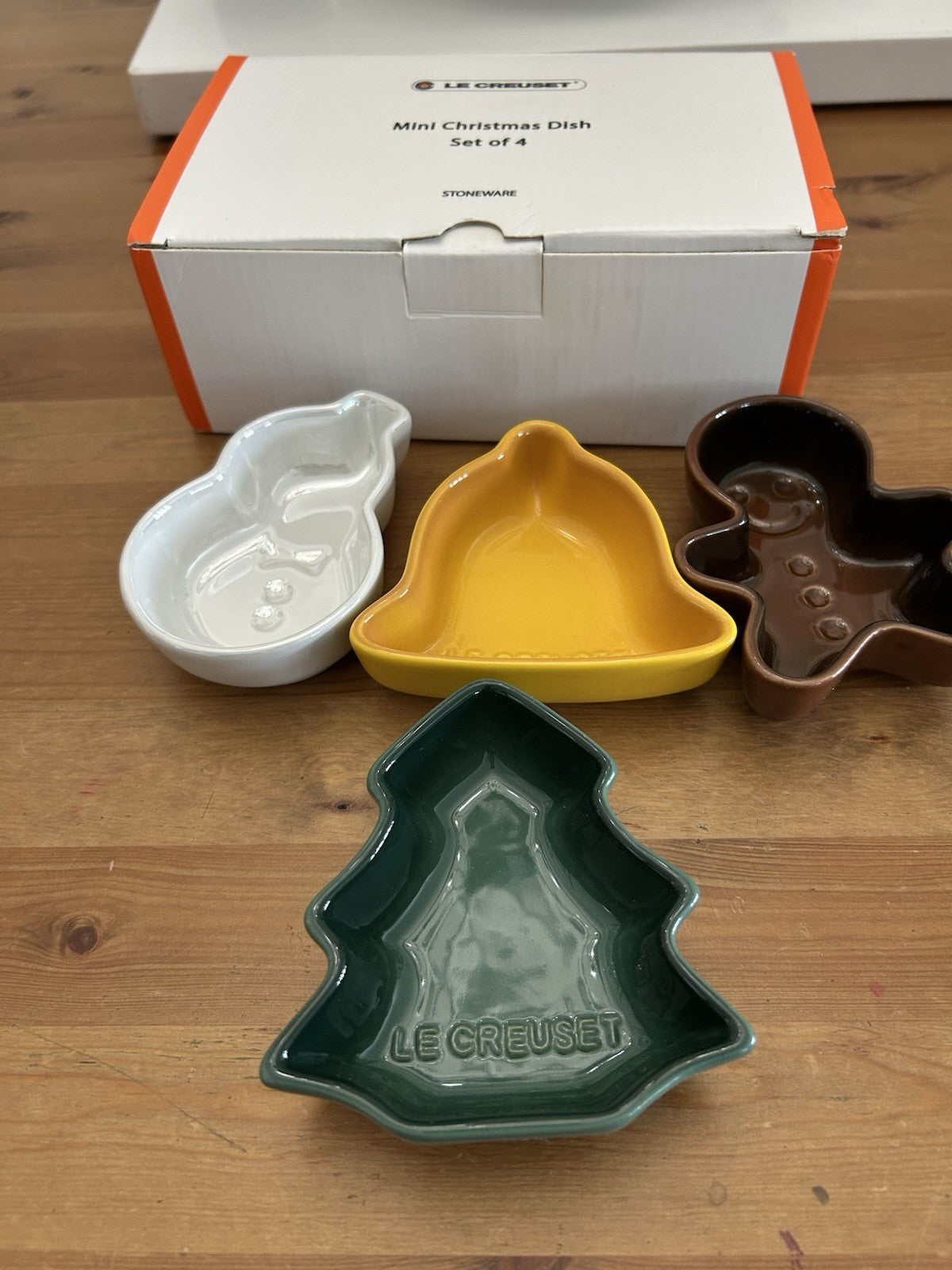 Le Creuset Stoneware Christmas Mini Serving Dishes – Set of 4 – Brand New in Box
