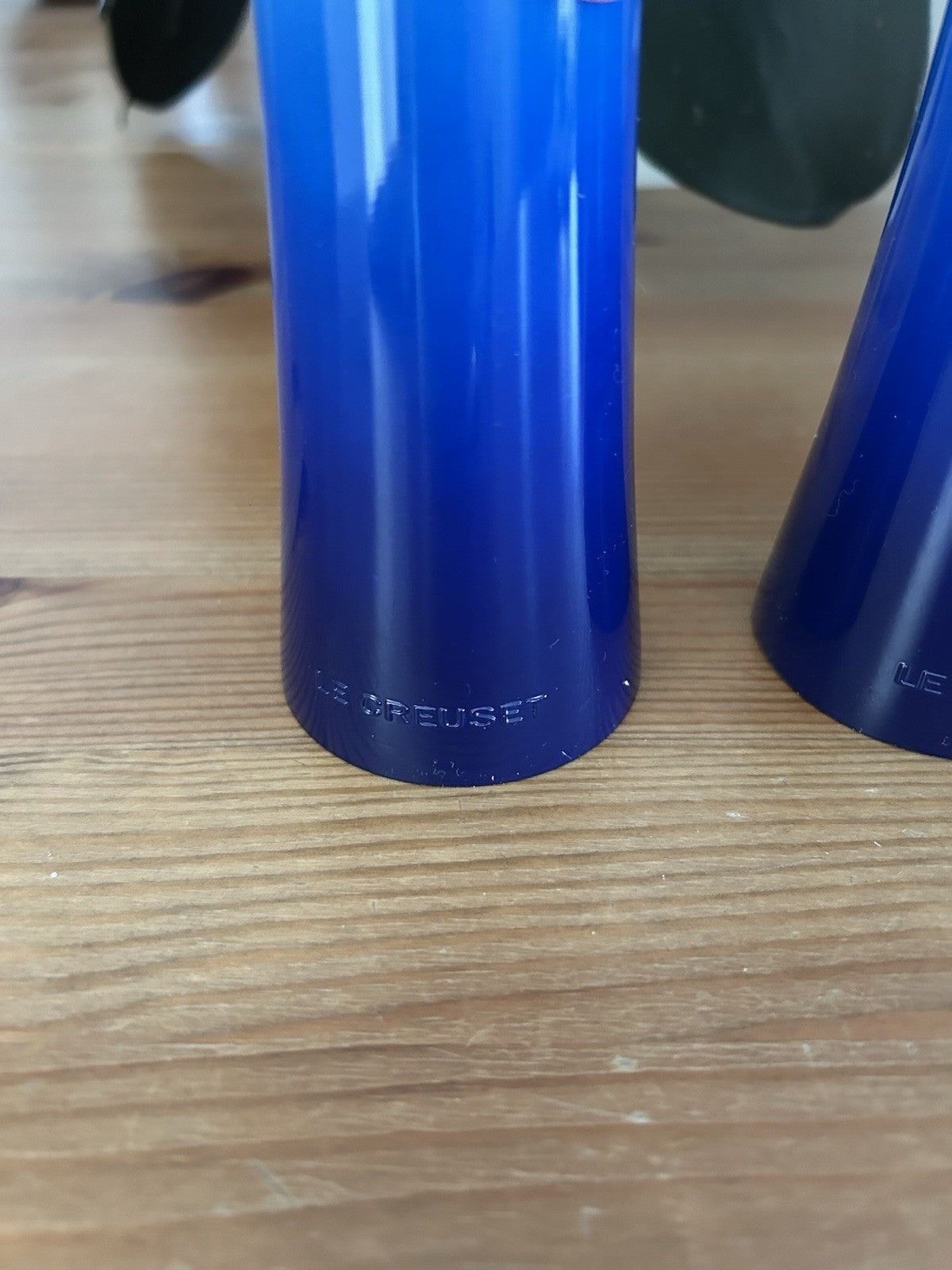 Le Creuset Classic Salt & Pepper Mills Set 21cm – Azure Blue – Brand New with Tags – Outlet