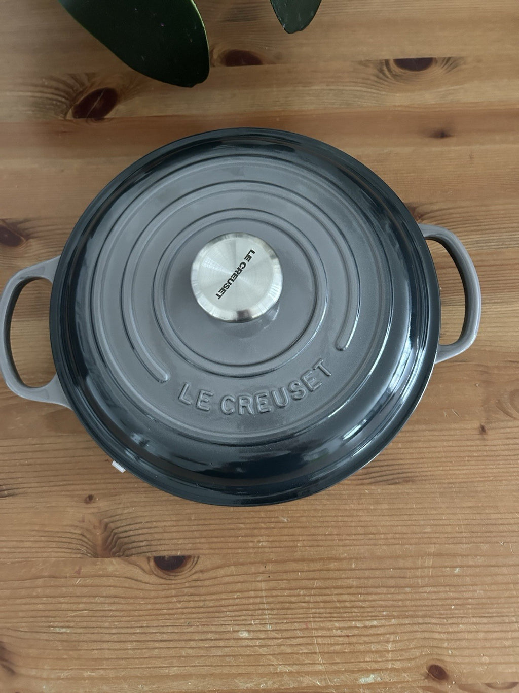 Le Creuset Signature Cast Iron Shallow Casserole 26cm – Flint – Brand New & Boxed – Outlet