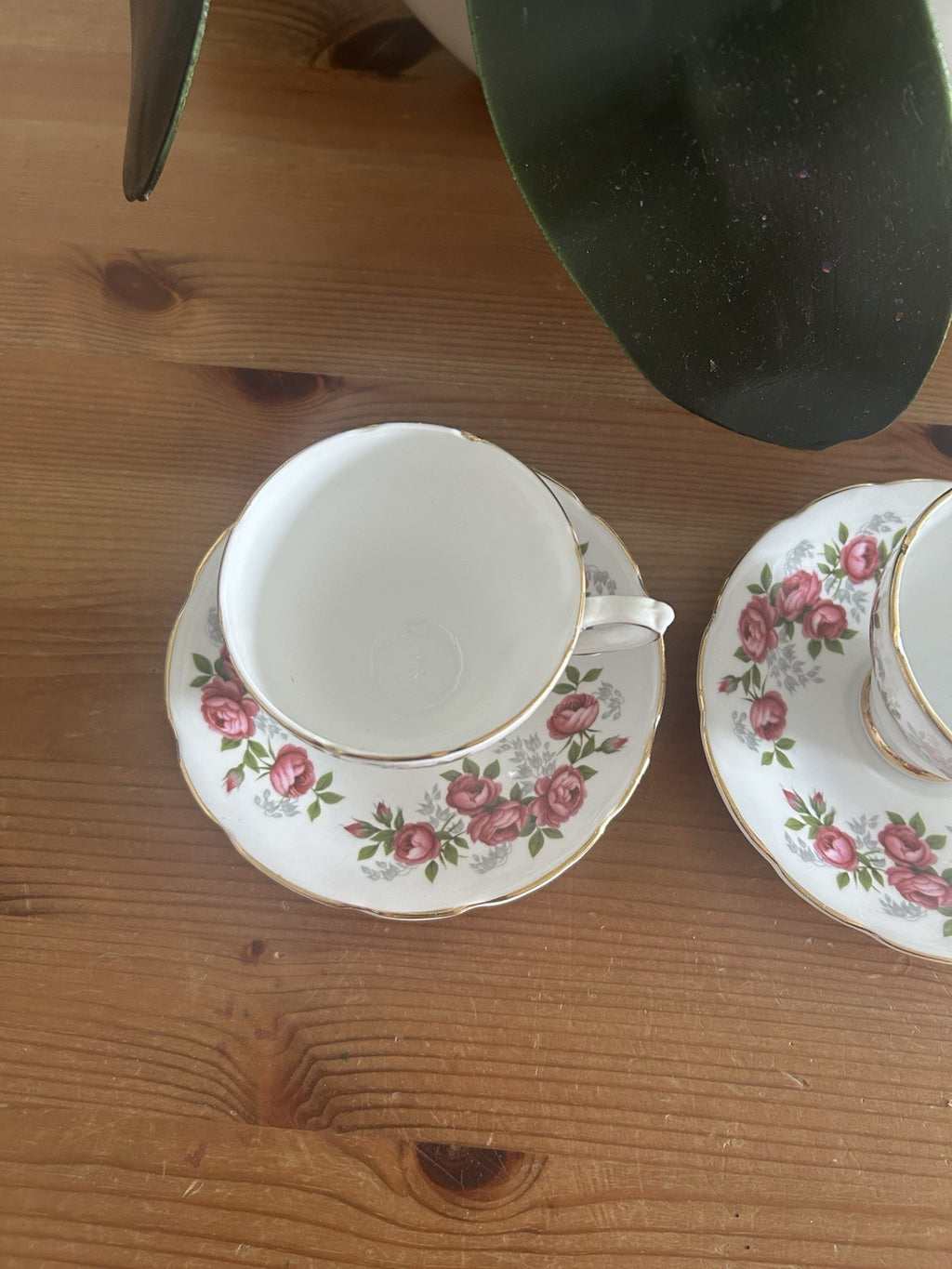 Sutherland Fine Bone China Teacups & Saucers – Set of 2 – Pink Rose & Gold Gilt – Vintage