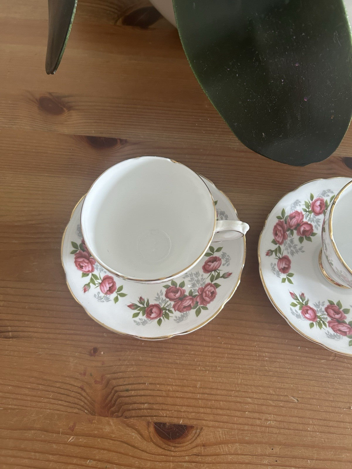 Sutherland Fine Bone China Teacups & Saucers – Set of 2 – Pink Rose & Gold Gilt – Vintage