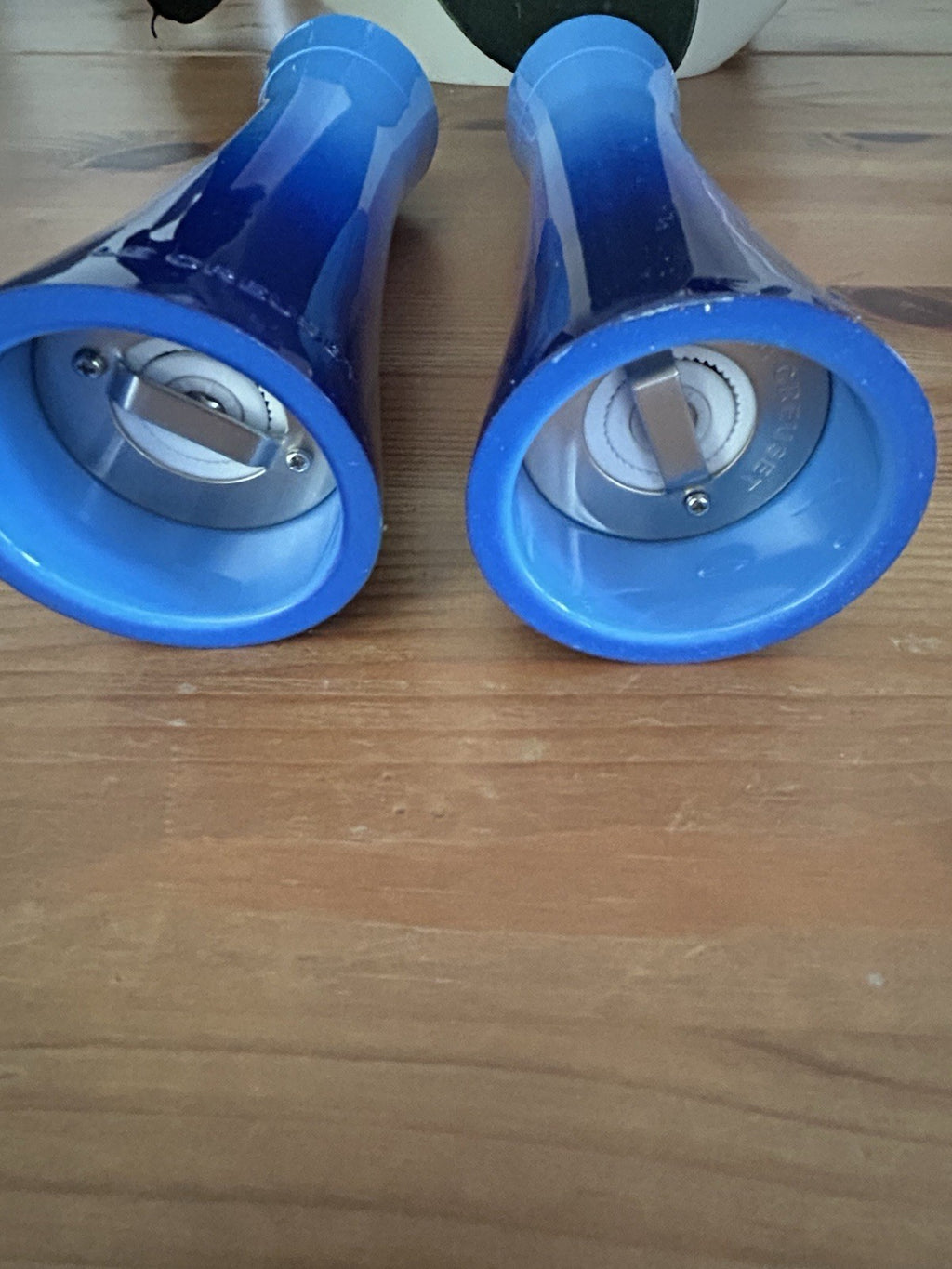 Le Creuset Classic Salt & Pepper Mills Set 21cm – Azure Blue – Brand New with Tags – Outlet