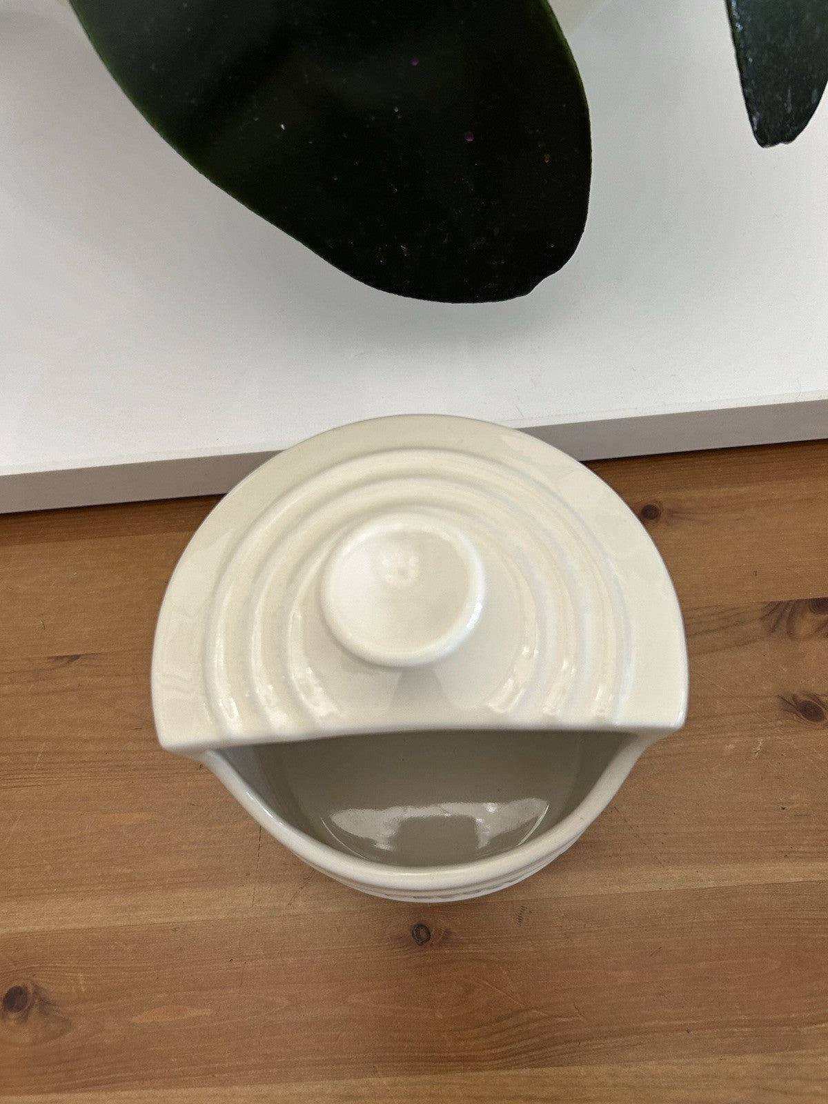 Le Creuset Salt Pig – Cream / Off White Stoneware – Excellent Used Condition