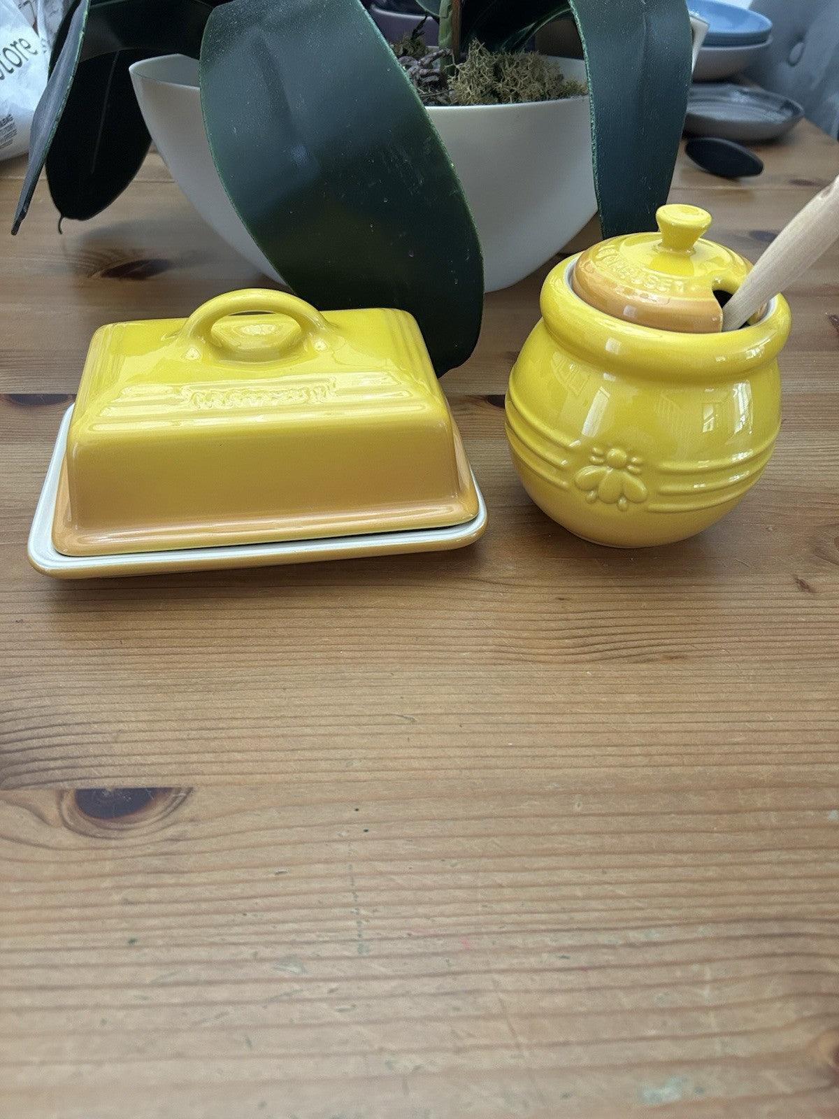 Le Creuset Nectar Butter Dish & Honey Pot with Dipper Set – Stoneware – Brand New