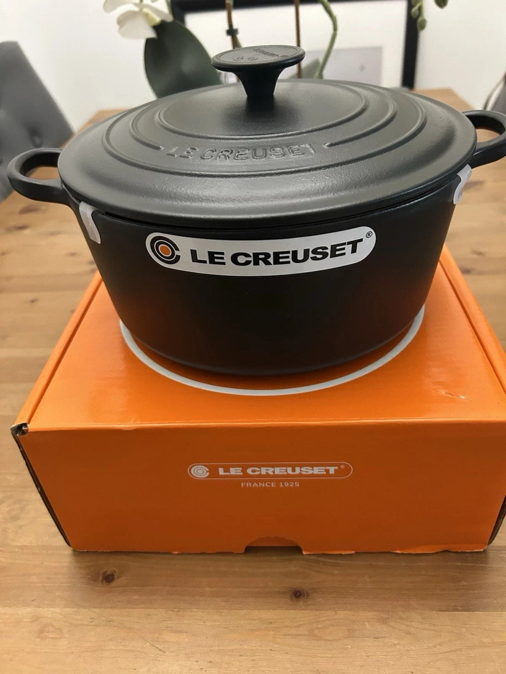 Le Creuset 24cm Black Cast Iron Casserole Dish – 4.2L Dutch Oven – Brand New – RRP £319