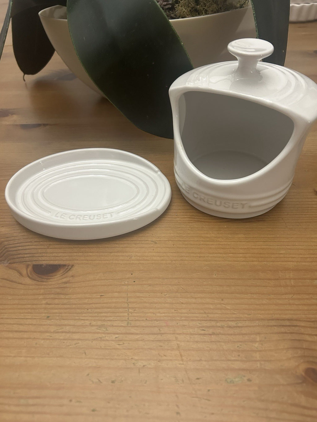 Le Creuset White Stoneware Salt Pig & Oval Spoon Rest Set – Brand New