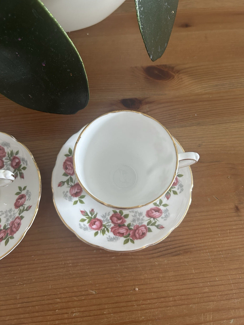 Sutherland Fine Bone China Teacups & Saucers – Set of 2 – Pink Rose & Gold Gilt – Vintage