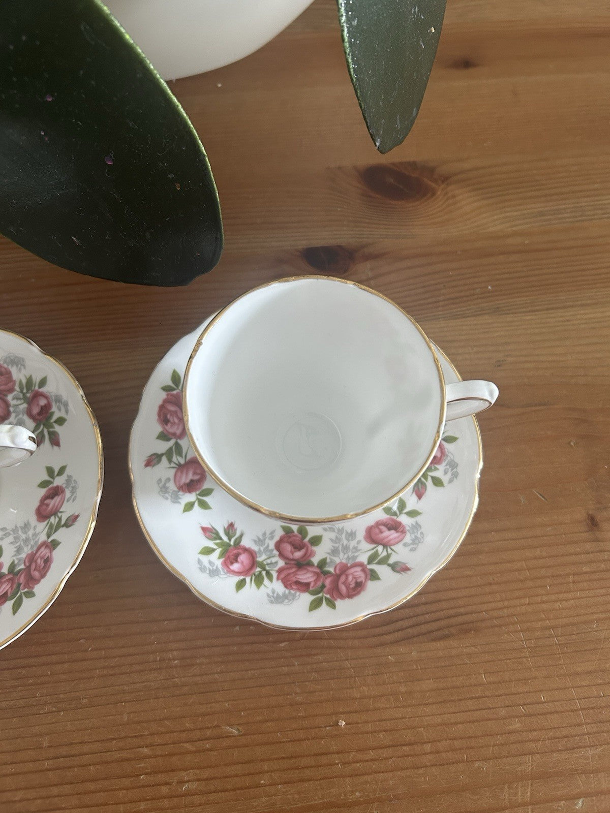Sutherland Fine Bone China Teacups & Saucers – Set of 2 – Pink Rose & Gold Gilt – Vintage