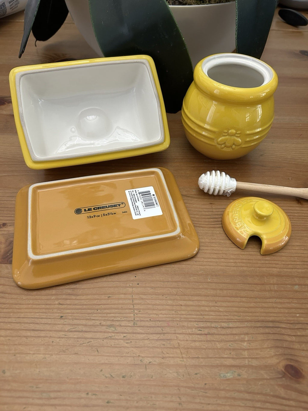 Le Creuset Nectar Butter Dish & Honey Pot with Dipper Set – Stoneware – Brand New